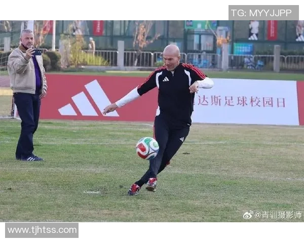 街头偶遇足球巨星瞬间 惊喜与激动交织成难忘回忆