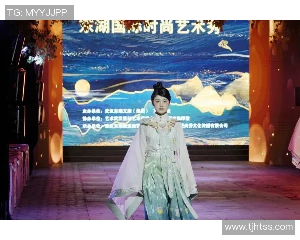 足球明星与汉服文化碰撞融合 打破时尚界限的传统与现代交融之美 足球明星与汉服文化碰撞融合 打破时尚界限的传统与现代交融之美